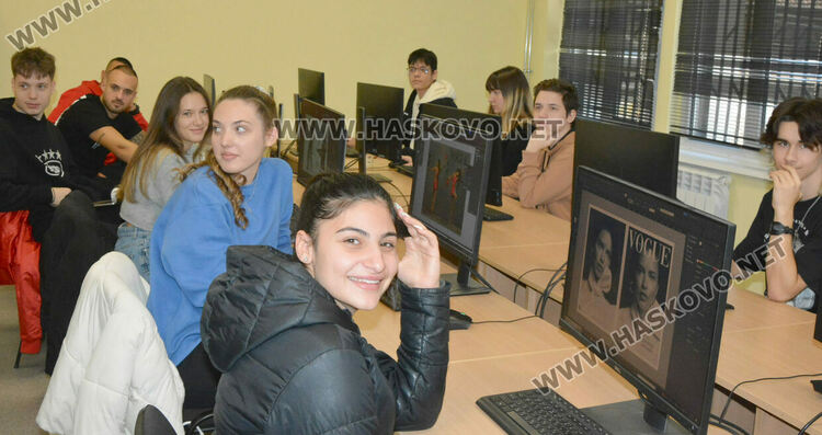 Представиха вестник „Паскалевци“ за 60-годишнината на ПГТ „Александър Паскалев“