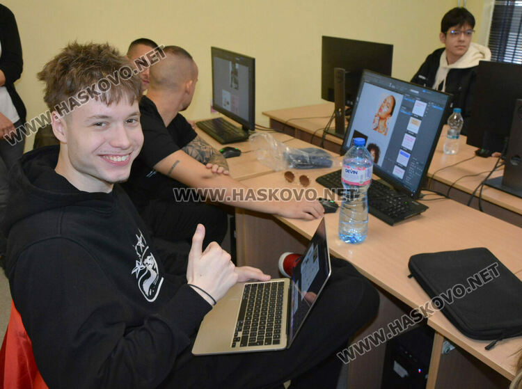 Представиха вестник „Паскалевци“ за 60-годишнината на ПГТ „Александър Паскалев“