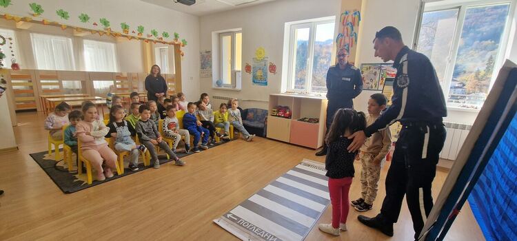 В ДГ „Буратино“ – Смолян се проведе открит урок по пътна безопасност (Галерия)