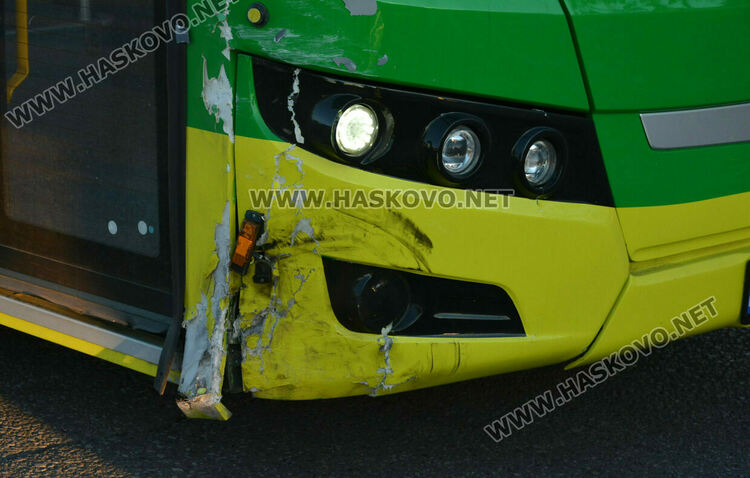 „Тойота“ се блъсна в градски автобус на бул. „Никола Радев“