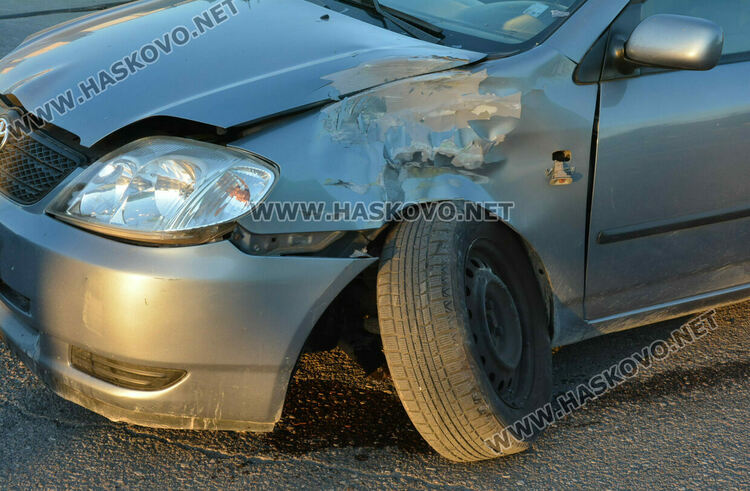 „Тойота“ се блъсна в градски автобус на бул. „Никола Радев“