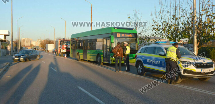 „Тойота“ се блъсна в градски автобус на бул. „Никола Радев“