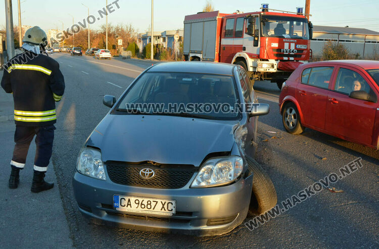„Тойота“ се блъсна в градски автобус на бул. „Никола Радев“