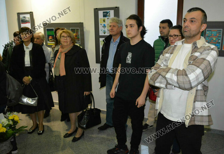 Ученици от „Рекламна графика и дизайн“ представиха изложба за 60 г. ПГТ