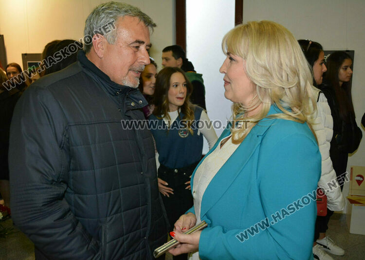 Ученици от „Рекламна графика и дизайн“ представиха изложба за 60 г. ПГТ