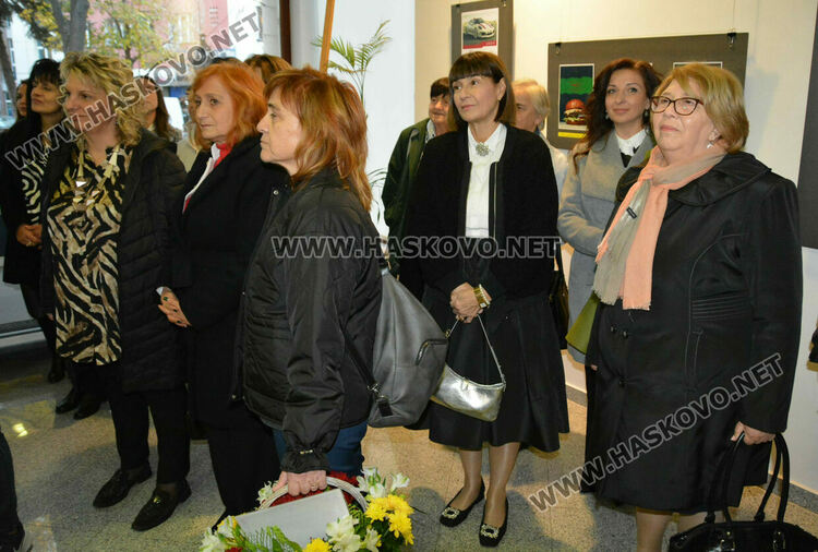 Ученици от „Рекламна графика и дизайн“ представиха изложба за 60 г. ПГТ