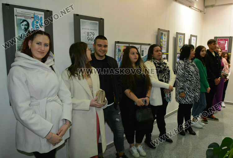 Ученици от „Рекламна графика и дизайн“ представиха изложба за 60 г. ПГТ