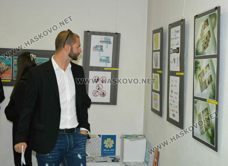 Ученици от „Рекламна графика и дизайн“ представиха изложба за 60 г. ПГТ