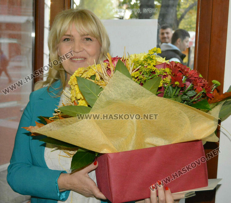 Ученици от „Рекламна графика и дизайн“ представиха изложба за 60 г. ПГТ