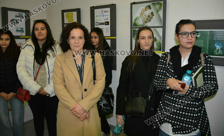 Ученици от „Рекламна графика и дизайн“ представиха изложба за 60 г. ПГТ