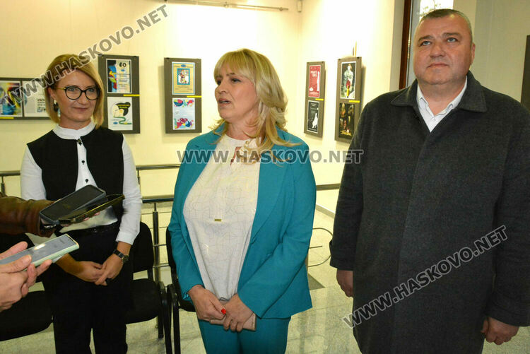 Ученици от „Рекламна графика и дизайн“ представиха изложба за 60 г. ПГТ