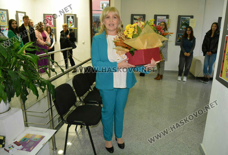 Ученици от „Рекламна графика и дизайн“ представиха изложба за 60 г. ПГТ