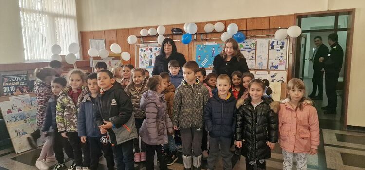 Малчугани от ДГ „Буратино” се запознаха с професията полицай (Галерия)