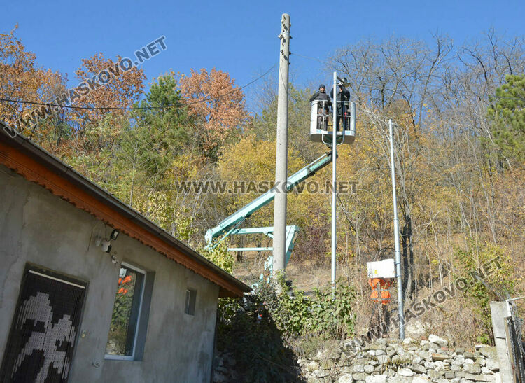 Монтираха два нови стълба на мястото на наклонен, сигнализираха за още един опасен