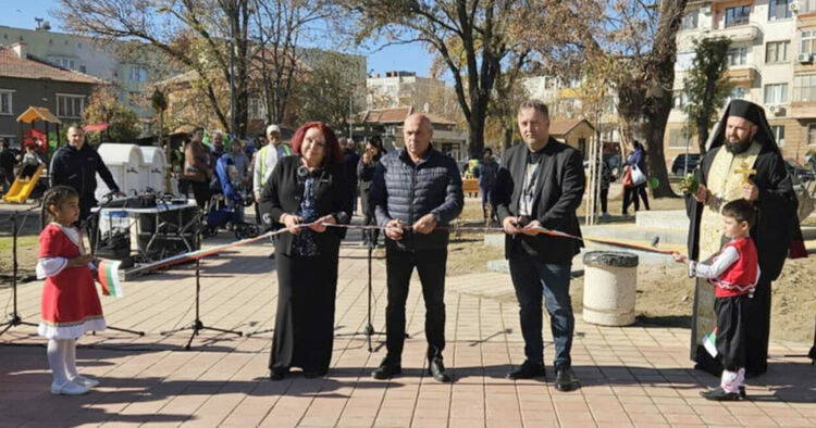 Откриха с водосвет обновения градски парк в Симеоновград