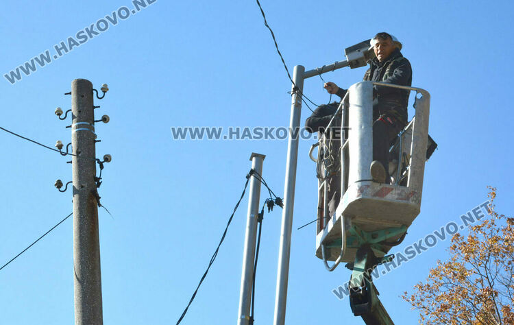Монтираха два нови стълба на мястото на наклонен, сигнализираха за още един опасен