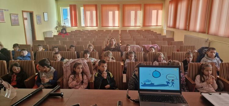 Малчугани от ДГ „Буратино” се запознаха с професията полицай (Галерия)