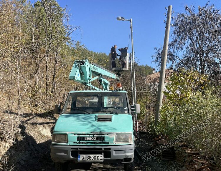 Монтираха два нови стълба на мястото на наклонен, сигнализираха за още един опасен