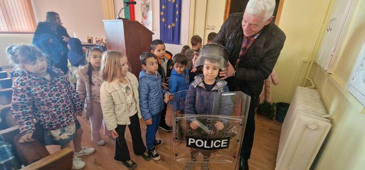 Малчугани от ДГ „Буратино” се запознаха с професията полицай (Галерия)