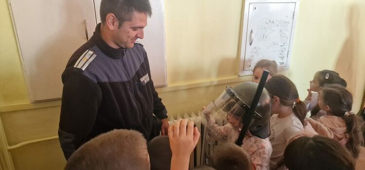 Малчугани от ДГ „Буратино” се запознаха с професията полицай (Галерия)