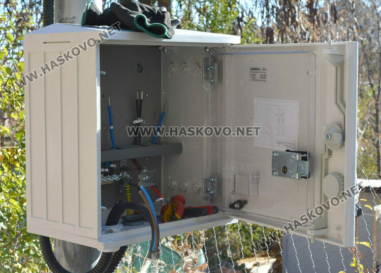 Монтираха два нови стълба на мястото на наклонен, сигнализираха за още един опасен