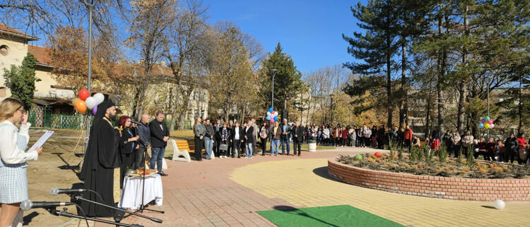 Откриха с водосвет обновения градски парк в Симеоновград