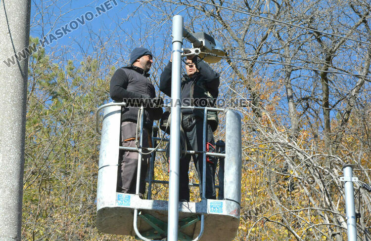 Монтираха два нови стълба на мястото на наклонен, сигнализираха за още един опасен