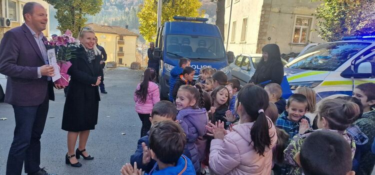 Малчугани от ДГ „Буратино” се запознаха с професията полицай (Галерия)