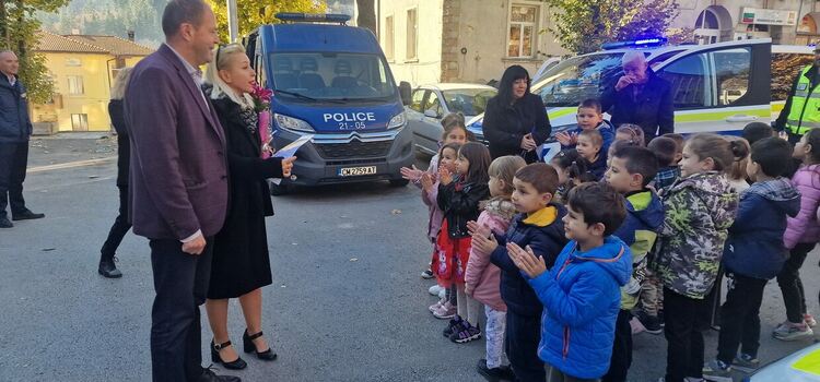 Малчугани от ДГ „Буратино” се запознаха с професията полицай (Галерия)
