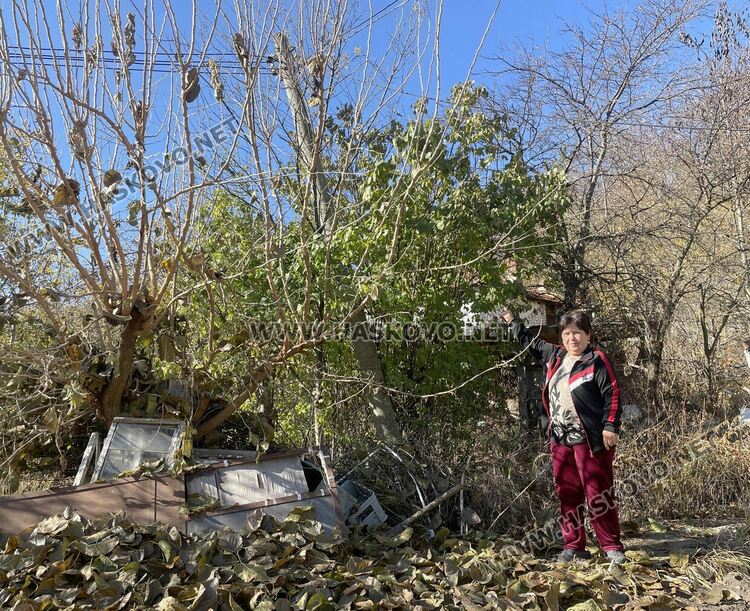 Монтираха два нови стълба на мястото на наклонен, сигнализираха за още един опасен