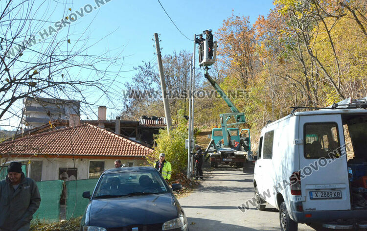 Монтираха два нови стълба на мястото на наклонен, сигнализираха за още един опасен