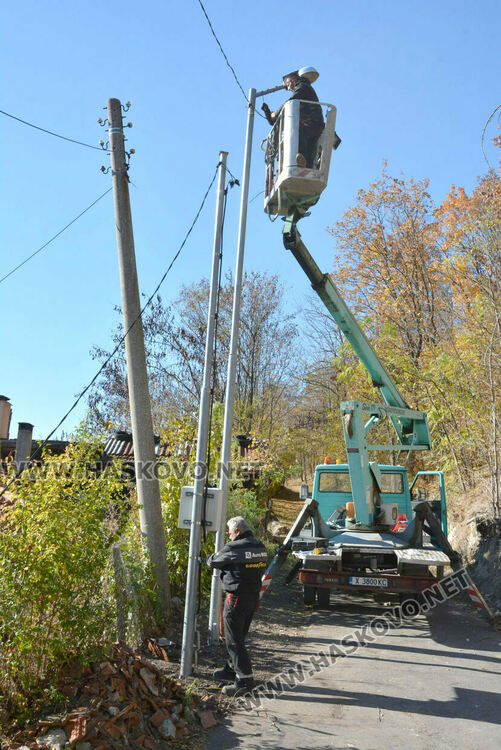 Монтираха два нови стълба на мястото на наклонен, сигнализираха за още един опасен