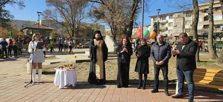 Откриха с водосвет обновения градски парк в Симеоновград
