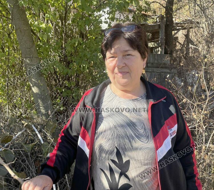 Себиха Кадир до наклонения стълб в имота й