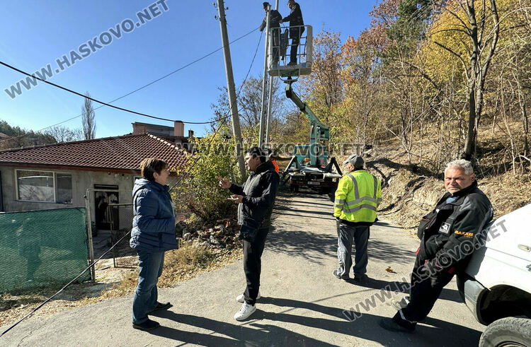 Монтираха два нови стълба на мястото на наклонен, сигнализираха за още един опасен