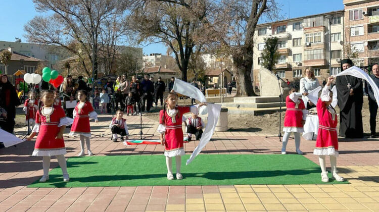 Откриха с водосвет обновения градски парк в Симеоновград