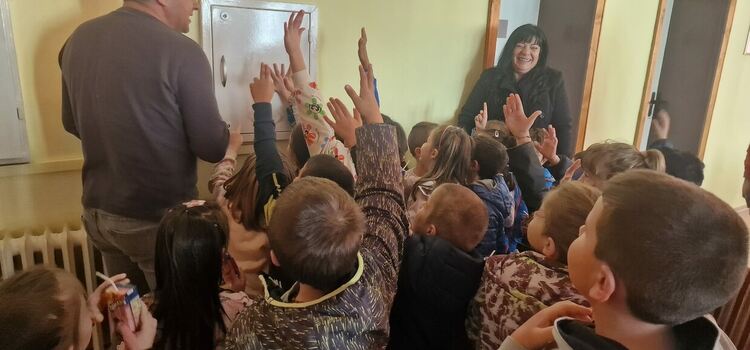 Малчугани от ДГ „Буратино” се запознаха с професията полицай (Галерия)