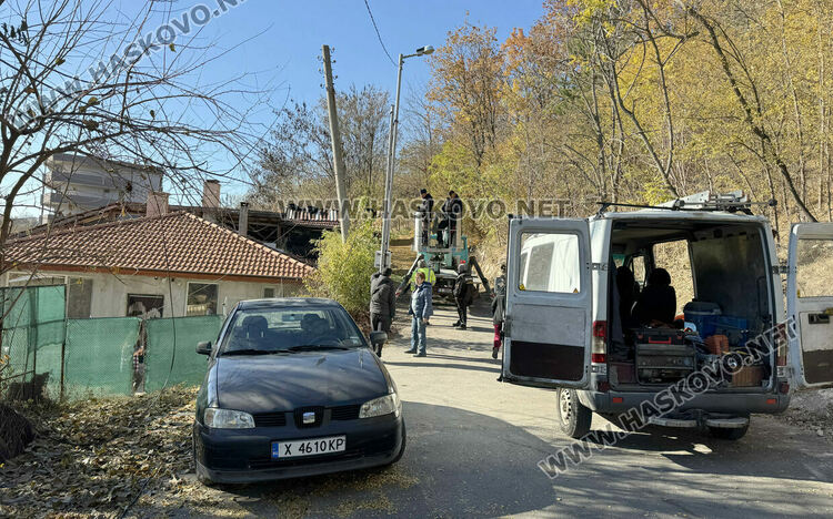 Монтираха два нови стълба на мястото на наклонен, сигнализираха за още един опасен