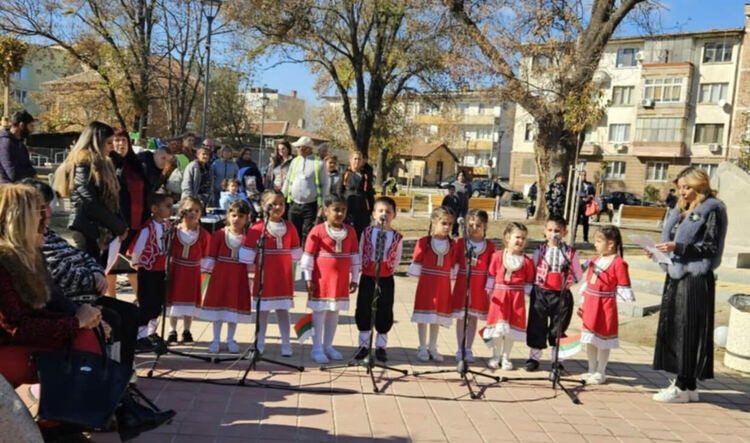 Откриха с водосвет обновения градски парк в Симеоновград