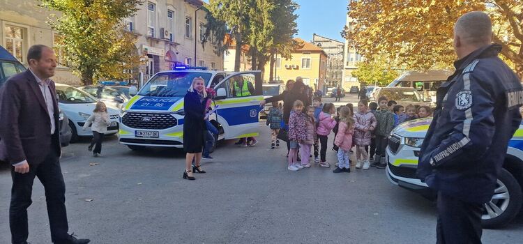 Малчугани от ДГ „Буратино” се запознаха с професията полицай (Галерия)