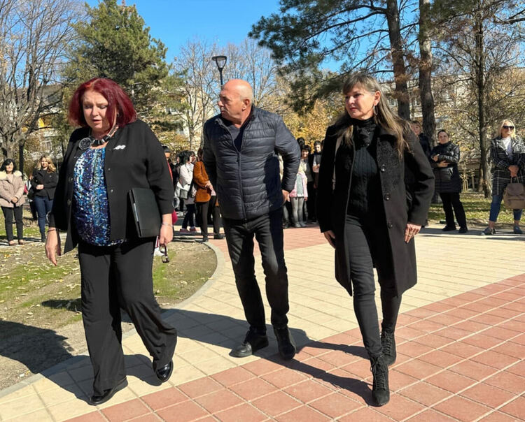 Откриха с водосвет обновения градски парк в Симеоновград