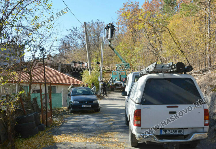 Монтираха два нови стълба на мястото на наклонен, сигнализираха за още един опасен