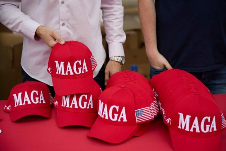 Брандирани шапки с надпис MAGA (Make America Great Again), политическото движение, основано от Доналд Тръмп преди около едно десетилетие