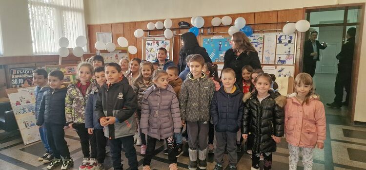 Малчугани от ДГ „Буратино” се запознаха с професията полицай (Галерия)