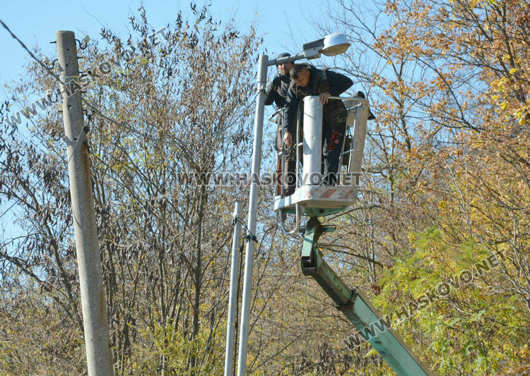 Монтираха два нови стълба на мястото на наклонен, сигнализираха за още един опасен