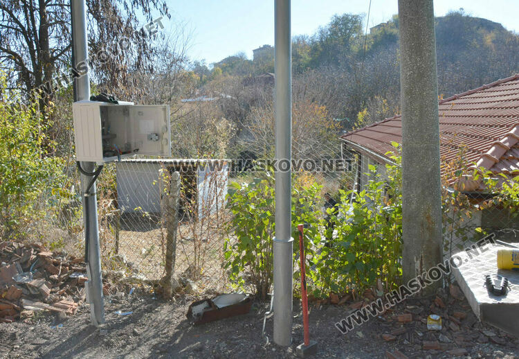 Монтираха два нови стълба на мястото на наклонен, сигнализираха за още един опасен