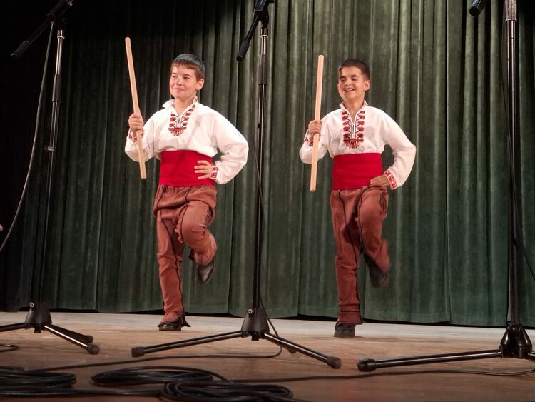 С празничен концерт отбелязаха 25 години от основаването на  Детски танцов състав " Родопска китка"