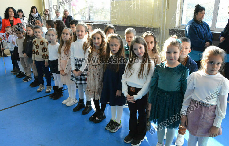 Първокласниците от „Христо Смирненски“ с клетва-обещание на патронния празник