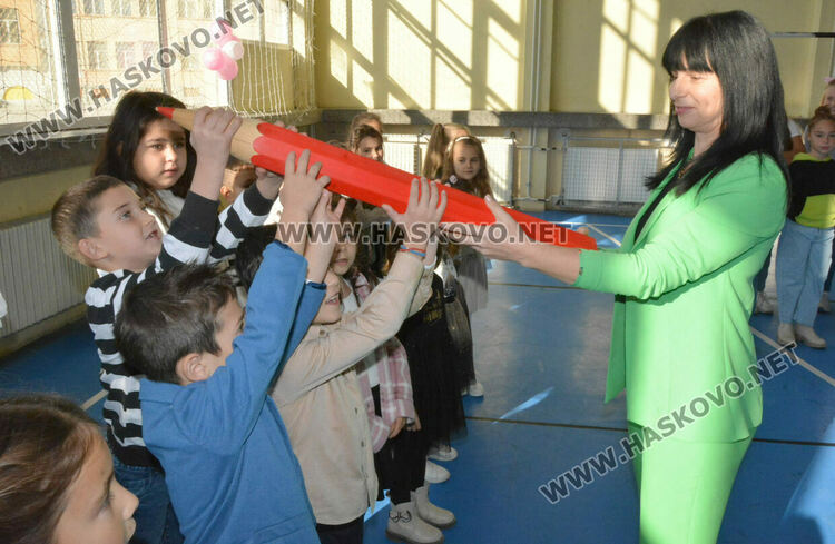 Първокласниците от „Христо Смирненски“ с клетва-обещание на патронния празник