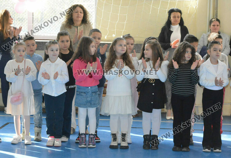 Първокласниците от „Христо Смирненски“ с клетва-обещание на патронния празник